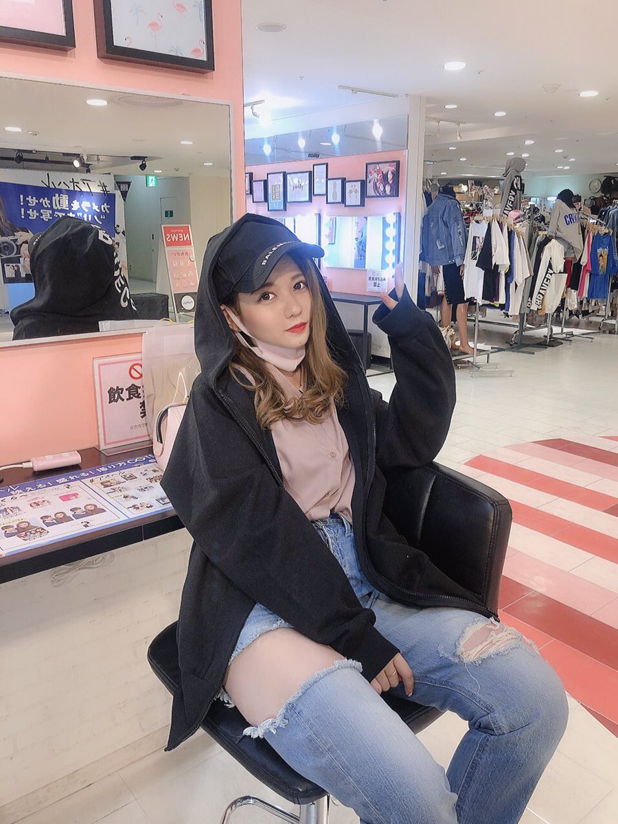 sugales_noah's tweet photo. 地元のヤンキーと付き合い「since〜forever 男絡み要らない✋🏻」とプロフィールに書いてそうな女のコスプレです。 https://t.co/yo3waY2dmm