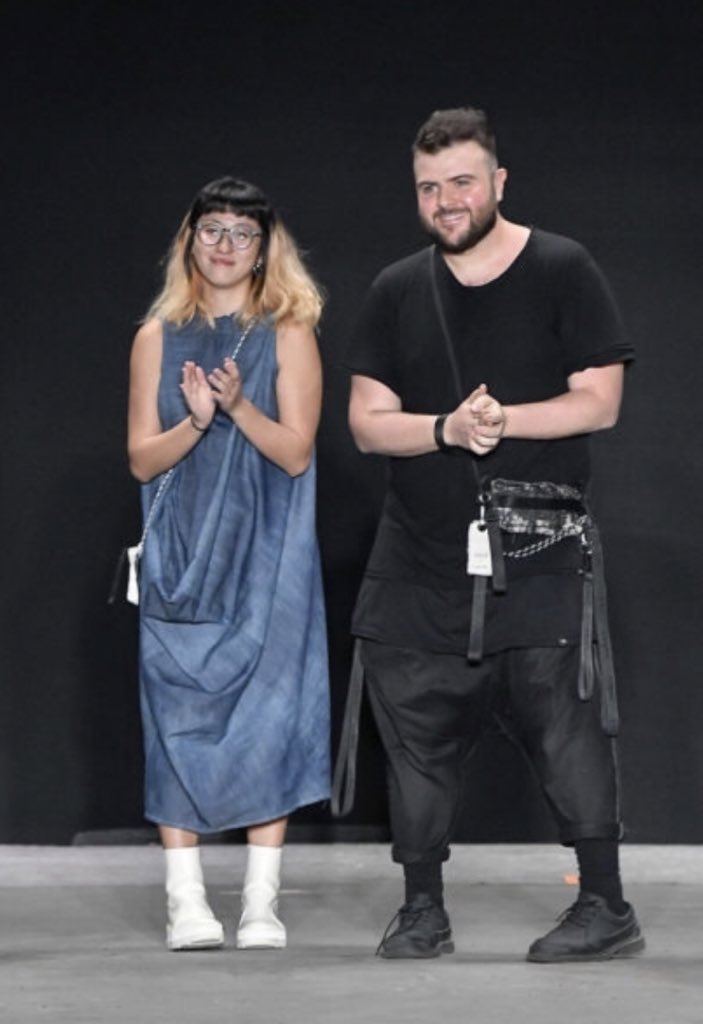MaladieAltaModa's tweet photo. Esse foi o final do desfile da #OCKSA no #SPFWN47. O modelo Tales Cotta, da Base Mgt e All Models Management foi socorrido, porém o desfile continuou. O @SPFW continuou. O estilista sorri. https://t.co/EX15eNr1J9