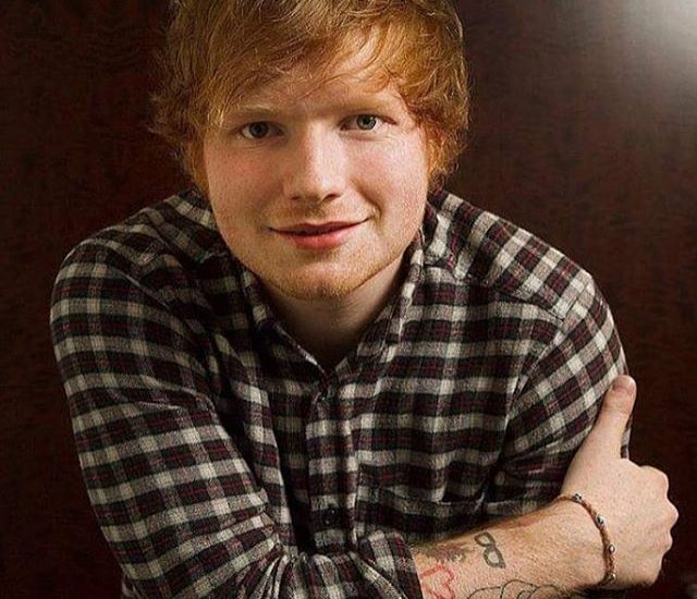KimBella713's tweet photo. Aquí podemos apreciar a este hermoso hombre, con bellos ojos verdes y "mi chico" especial... Ah si, al lado esta mi mejor amigo...  #EdSheeranIsTheBoyOfARMY https://t.co/8mQtULTFiX