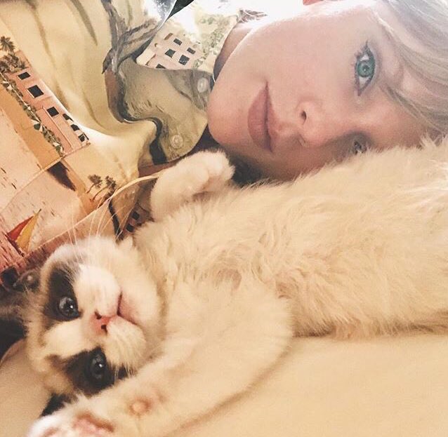 _T_S_2_4_'s tweet image. Uhmmmm excuse me Ms. Swift.. but can you please drop another hint or something??? I&apos;m running out of brain cells here.. 😅 pwetty pwease😻😻😻 #TS7 #TaylorSwiftIsBack