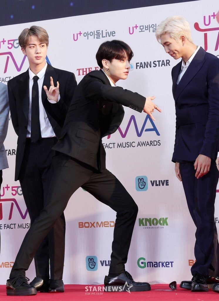 LinAnh18's tweet photo. “Hay yooooo”.   “Bình tĩnh lại nào”-Joon said ㅋㅋㅋ  #BBMAsTopSocial  @BTS_twt https://t.co/mvzKiayqPw