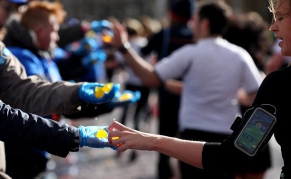 benwonx's tweet photo. #LondonMarathon 2019 ที่จะมีขึ้นในวันนี้จะแจก Ooho แคปซูลน้ำกินได้ที่ทำจากสาหร่าย ให้นักวิ่งดื่มระหว่างทาง แทนการแจกน้ำแบบเดิมในขวดพลาสติก คาดลดขยะขวดพลาสติกได้ถึง 200,000 ขวด

Ooho ผลิตโดยสตาร์ทอัพในลอนดอน และถึงแม้จะไม่ถูกกิน แคปซูลก็สามารถย่อยสลายตามธรรมชาติภายในแค่ 6 สัปดาห์ https://t.co/qiX3mzYBEv