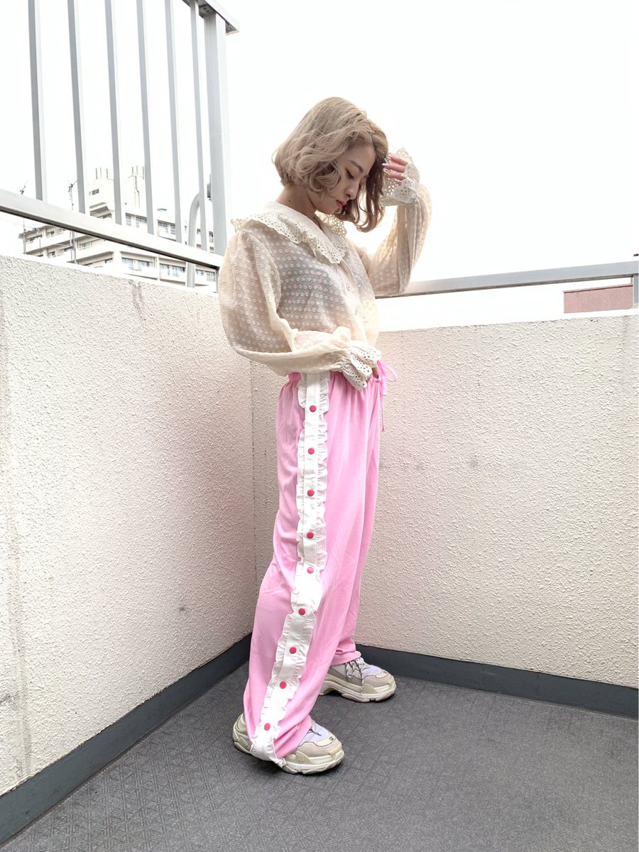 StoreLV's tweet photo. 🦋本日新作発売🦋
🌹スナップフリルジャージパンツ
Color/PNK,BEG,BLK
¥10,000+TAX
サイドのフリルラインが可愛いパンツ🎀💭夏でも着やすいように通気性が良く落ち感のある素材🌟サイドのフリルラインはスナップボタンで開閉可能✨スリットを入れて着ても可愛いです🦋
#Lastvirgin #SHIBUYA109 https://t.co/zvilla0HWM
