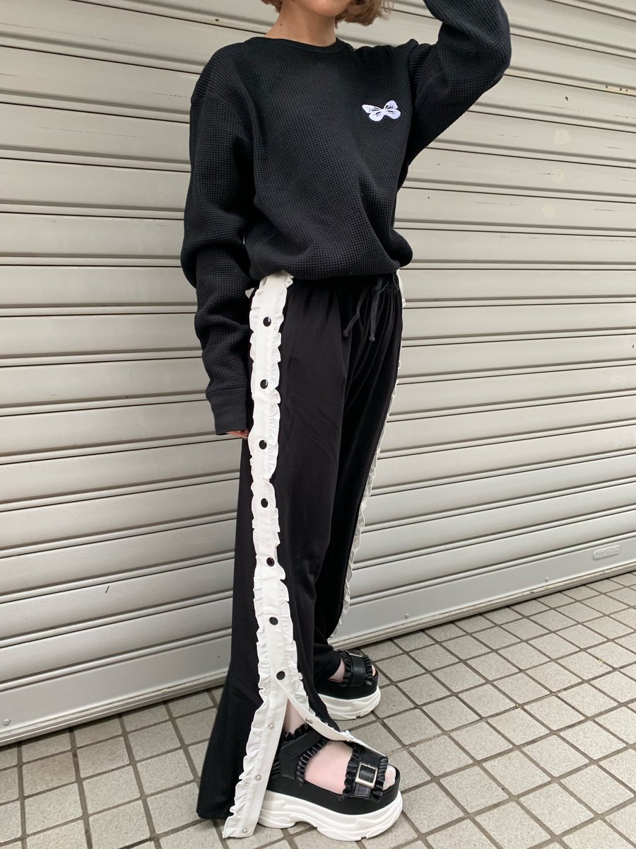 StoreLV's tweet photo. 🦋本日新作発売🦋
🌹スナップフリルジャージパンツ
Color/PNK,BEG,BLK
¥10,000+TAX
サイドのフリルラインが可愛いパンツ🎀💭夏でも着やすいように通気性が良く落ち感のある素材🌟サイドのフリルラインはスナップボタンで開閉可能✨スリットを入れて着ても可愛いです🦋
#Lastvirgin #SHIBUYA109 https://t.co/zvilla0HWM