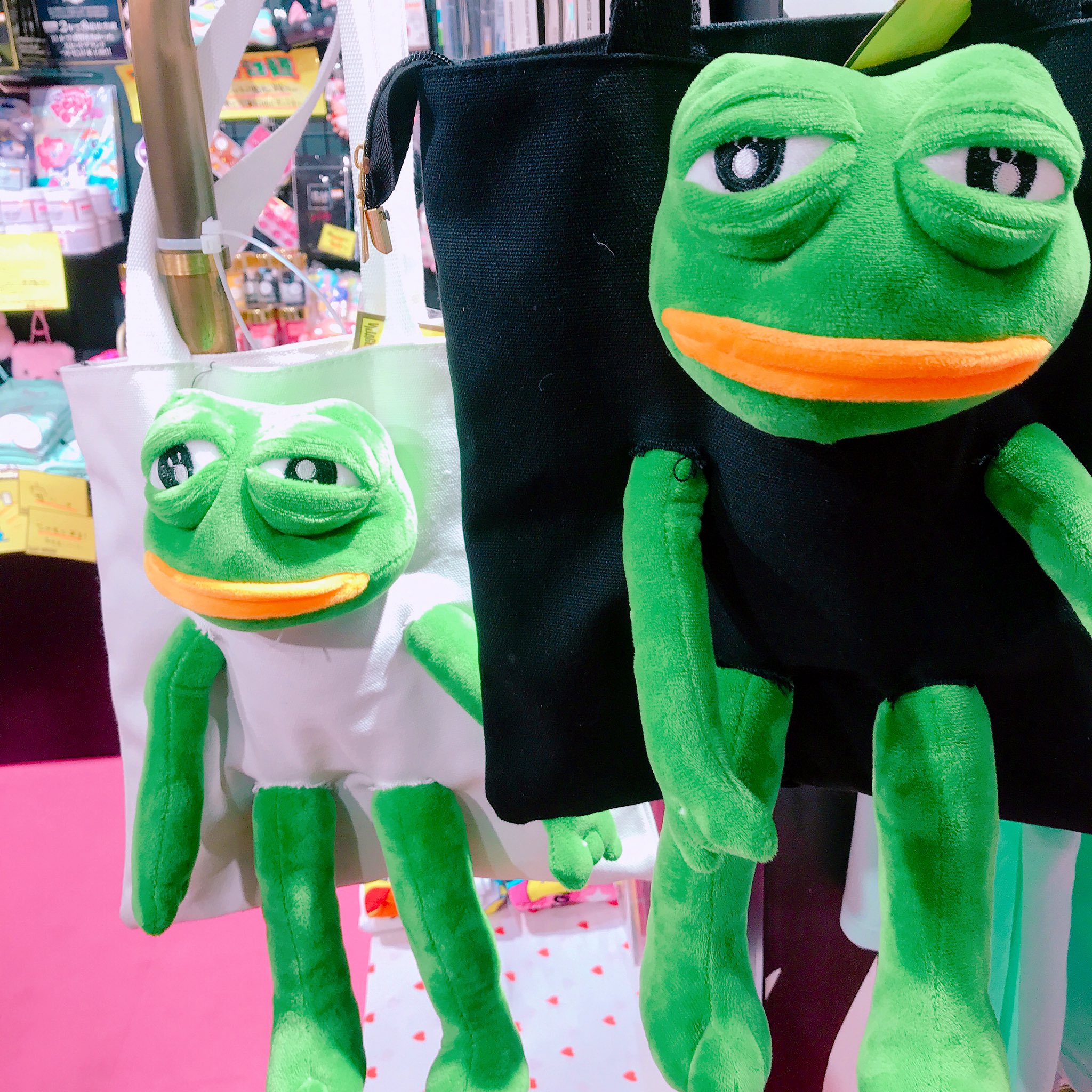 Twitter 上的 ヴィレッジヴァンガードアメリカ村 アメ村2号店はあべの109で営業中 カエルのぺぺ のトートバッグおとりあつかい中 こちらはアメ村店にはございません 韓国のわかい人たちに流行っているとかなんとからしいですヨ Pepethefrog