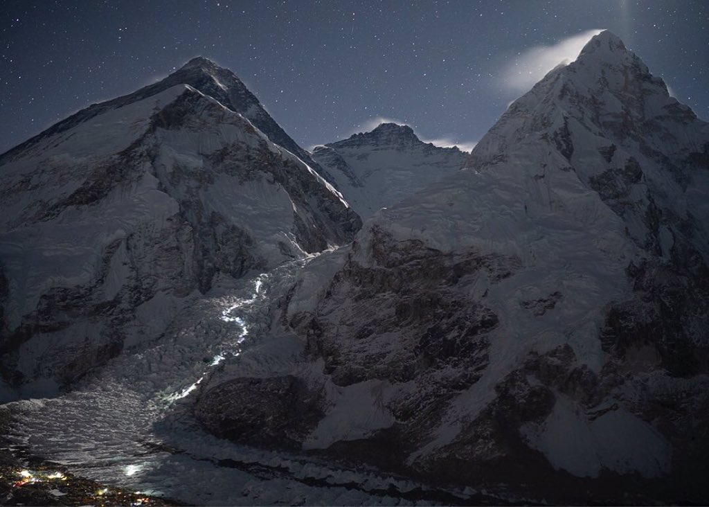 KentonCool's tweet photo. Stunning image of climbers moving through the Khumbu icefall at night.
Everest is on the left, Lhotse in the middle and Nuptse on the right.
Shot by Eric Daft from Pumori Camp 1
@LandRover @AdventureBase @EverestToday @lyonequipment https://t.co/vT5wyyPZNc
