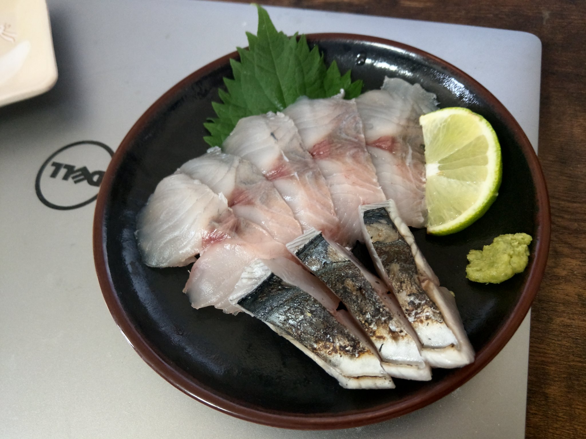 Yhmtmt 魚 自炊 角上魚類のサゴシ 皮を引いた刺身 と炙り 内臓はそうでもなかったが 案外脂が乗っていて 炙りで引き立つ サワラは皮引きが最も難しい魚のひとつだと思う 皮を引いて刺身にしているのはほぼ見かけない この血合肉の模様を見たことが