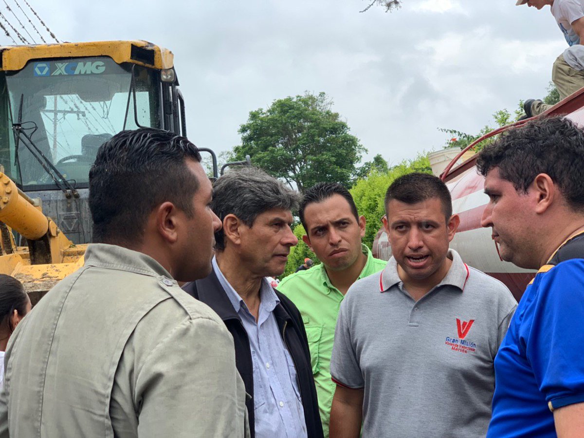 JEHYSONGUZMAN's tweet photo. Pdte @NicolasMaduro en perfecta demostración de unidad, hemos respondido a ese pueblo q me vio crecer.Gracias @Trolebus_Merida @aguamerca @Merida_Tricolor comision de la Alcaldia junto al seguimiento de concejales. Se colocaron 6 camiones cisterna para abastecer del vital liquido https://t.co/wlsRY1LP5H