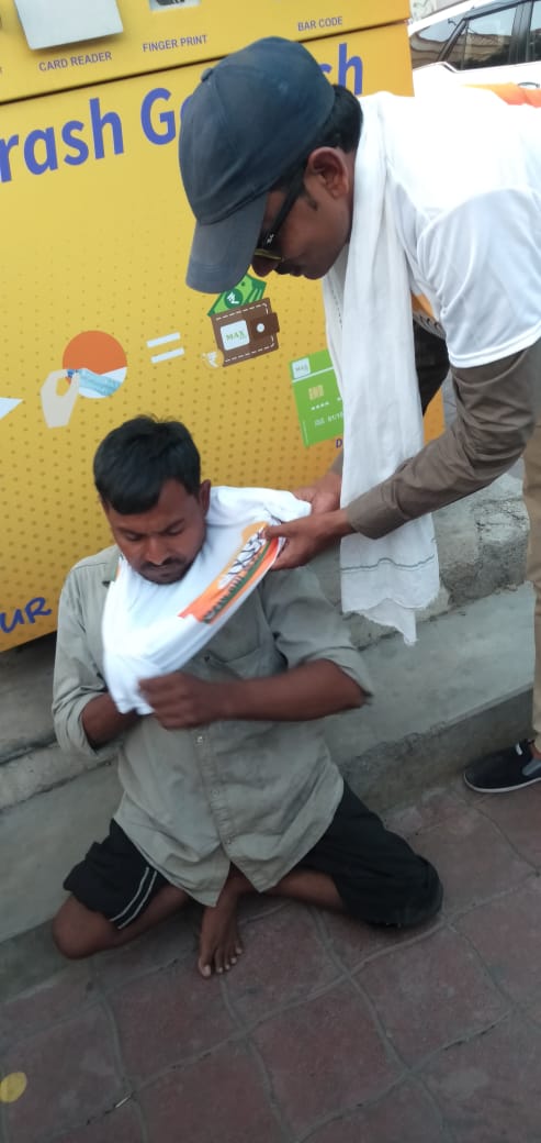 AlokTiwari9335's tweet photo. कल हजरतगंज लखनऊ में #MainBhiChowkidar कार्यक्रम के दौरान एक ऐसा नजारा देखने को मिला जिससे दिल खुश हो गया....

ये दिव्यांग भाई हमारे पास आये और बोले कि मैँ भी मोदी जी का बहुत बड़ा समर्थक हूँ और मैं भी देश का चौकीदार हूँ।।

ये है हमारे @narendramodi जी के प्रति जनता का प्यार🙏🙏😍 https://t.co/k2VnHfiE4l