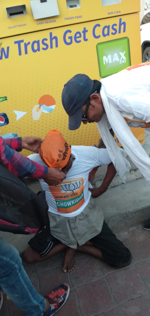 AlokTiwari9335's tweet photo. कल हजरतगंज लखनऊ में #MainBhiChowkidar कार्यक्रम के दौरान एक ऐसा नजारा देखने को मिला जिससे दिल खुश हो गया....

ये दिव्यांग भाई हमारे पास आये और बोले कि मैँ भी मोदी जी का बहुत बड़ा समर्थक हूँ और मैं भी देश का चौकीदार हूँ।।

ये है हमारे @narendramodi जी के प्रति जनता का प्यार🙏🙏😍 https://t.co/k2VnHfiE4l