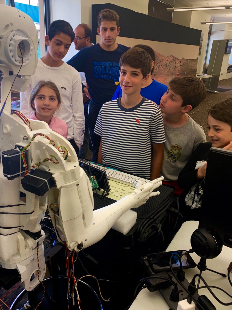 phoenixrobotics's tweet image. Eva helping children with questions at the Makerfaire #engineering #inmoov #phoenixrobotics