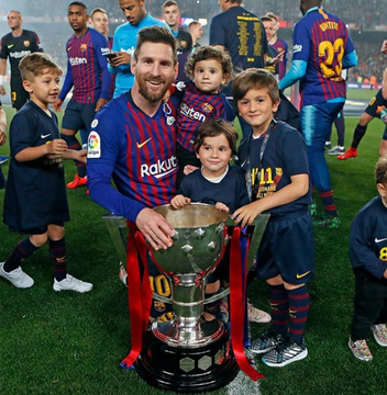 FCBarcelonaTha1's tweet photo. CHAMPIONS OF THE LEAGUE! 🔴🏆🔵 LET'S GO!!!
จากอินสตาแกรมของ @leomessi
💙❤️ #FCBTH #FCBarcelona https://t.co/VUWnBIo4zM
