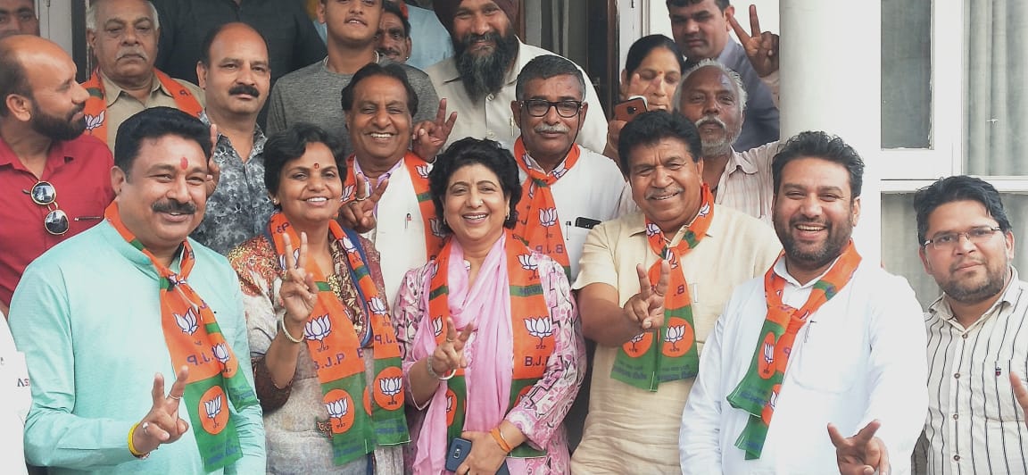 GianChandBjp's tweet image. भाजपा की साफ नियत व देश हित नीतियों से प्रभावित होकर पूर्व मंत्री लछमन सिंह जी की पुत्रवधू रूबी भगत सिंह जी ने भाजपा का दामन थामा । @mlkhattar @subhashbrala @sureshbhattbjp
#AmbalaWithNAMO
#PhirEkBaarModiSarkar
#ModiIn2019