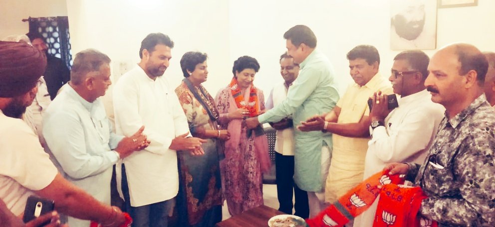 GianChandBjp's tweet image. भाजपा की साफ नियत व देश हित नीतियों से प्रभावित होकर पूर्व मंत्री लछमन सिंह जी की पुत्रवधू रूबी भगत सिंह जी ने भाजपा का दामन थामा । @mlkhattar @subhashbrala @sureshbhattbjp
#AmbalaWithNAMO
#PhirEkBaarModiSarkar
#ModiIn2019