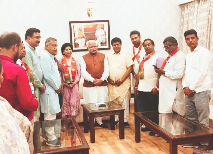 GianChandBjp's tweet image. भाजपा की साफ नियत व देश हित नीतियों से प्रभावित होकर पूर्व मंत्री लछमन सिंह जी की पुत्रवधू रूबी भगत सिंह जी ने भाजपा का दामन थामा । @mlkhattar @subhashbrala @sureshbhattbjp
#AmbalaWithNAMO
#PhirEkBaarModiSarkar
#ModiIn2019