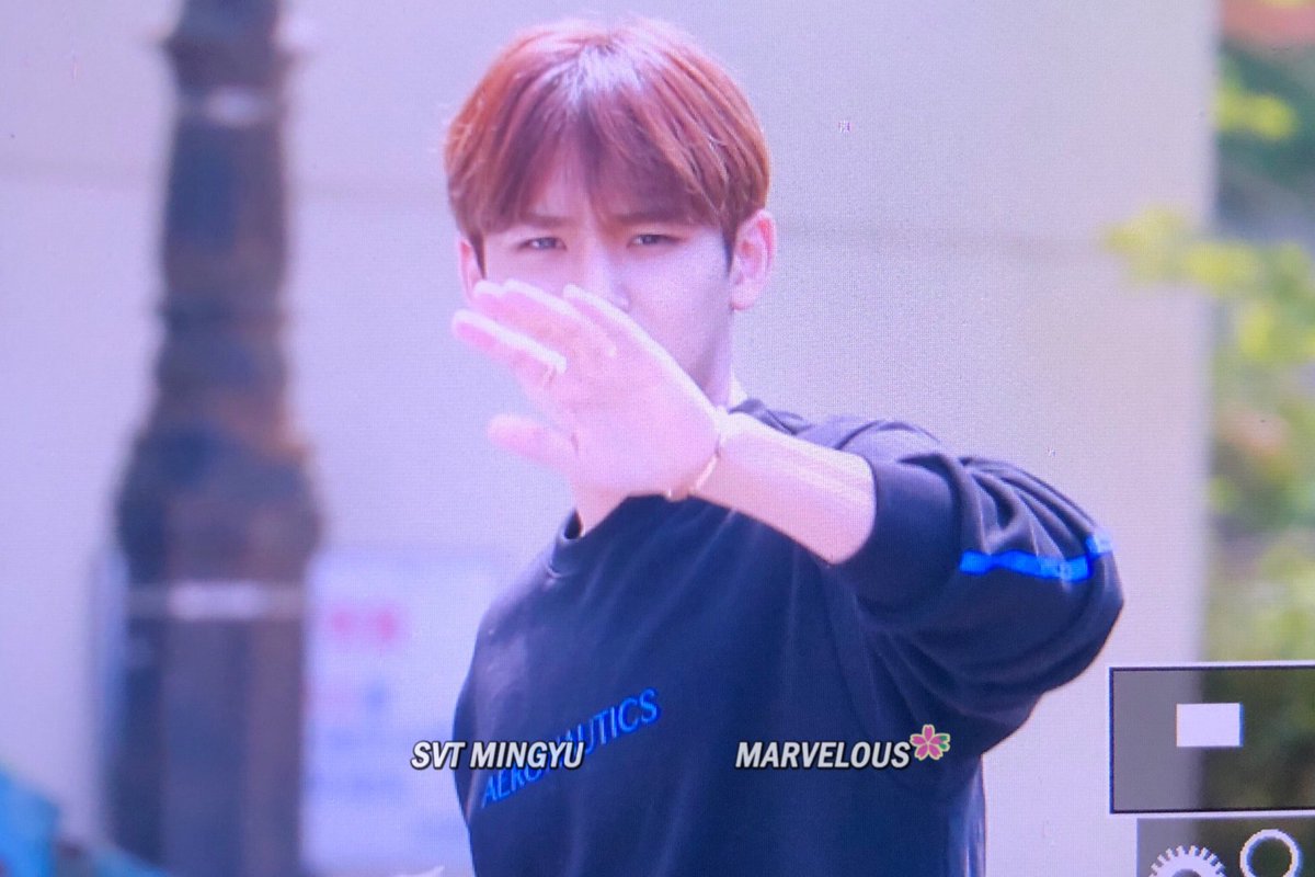Marvelous_MG's tweet photo. 190428 인기가요1000회 !  #핫한가요 @pledis_17 #완잘남 #힝구밍구 #세븐틴⁠ ⁠ #민규 #SEVENTEEN⁠ ⁠⁠ #MINGYU #ミンギュ ❤️🖤💜🧡
밍그 왔어ㅠㅠㅠㅠ 
지각이다 후다닥#@&amp;! https://t.co/VNeX8TjN2o