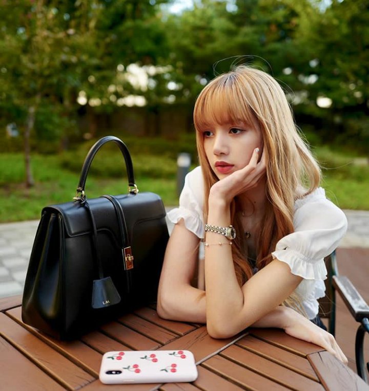 Сколько лет лисе из blackpink. Лалиса Манобан. Лиса Блэк Пинк. Блэк Пинк лиса Манобан. Лалиса блэкпинк.