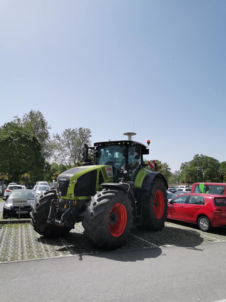 GalProjekt's tweet photo. We participated in commemoration of International Precision Agriculture Day at Faculty of Agrobiotechnical
Sciences in @wwwosijekhr  and we demonstrated our DJI Matrice 600 and Artec Eva scanner. 🚜🛰️🌐🎥

#agriculturalmachinery #agriculture #precisionagriculture https://t.co/AjOZrvemQg