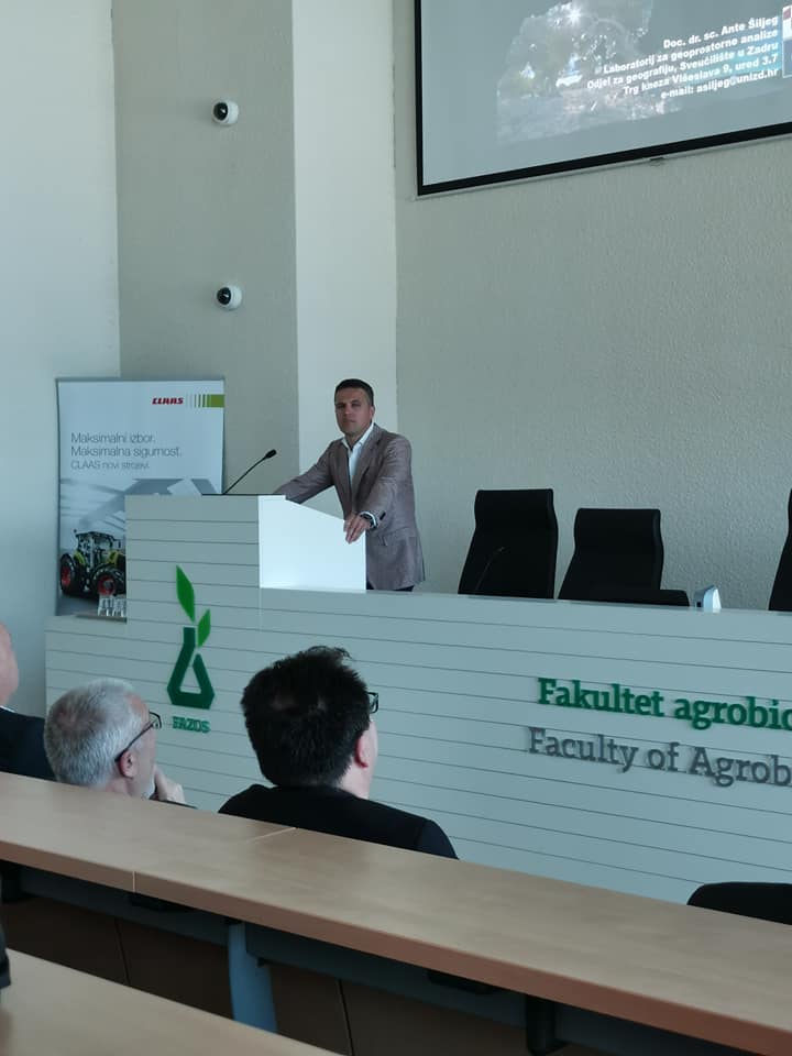 GalProjekt's tweet photo. We participated in commemoration of International Precision Agriculture Day at Faculty of Agrobiotechnical
Sciences in @wwwosijekhr  and we demonstrated our DJI Matrice 600 and Artec Eva scanner. 🚜🛰️🌐🎥

#agriculturalmachinery #agriculture #precisionagriculture https://t.co/AjOZrvemQg