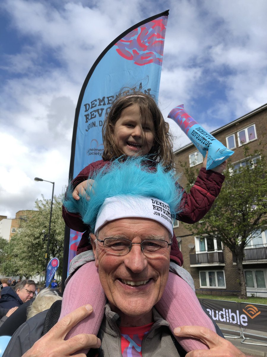 Proud to be supporting the #DementiaRevolution at the #LondonMarathon19 today with my fab family @Ultramarine25 . Go all you awesome runners!!! ❤️
