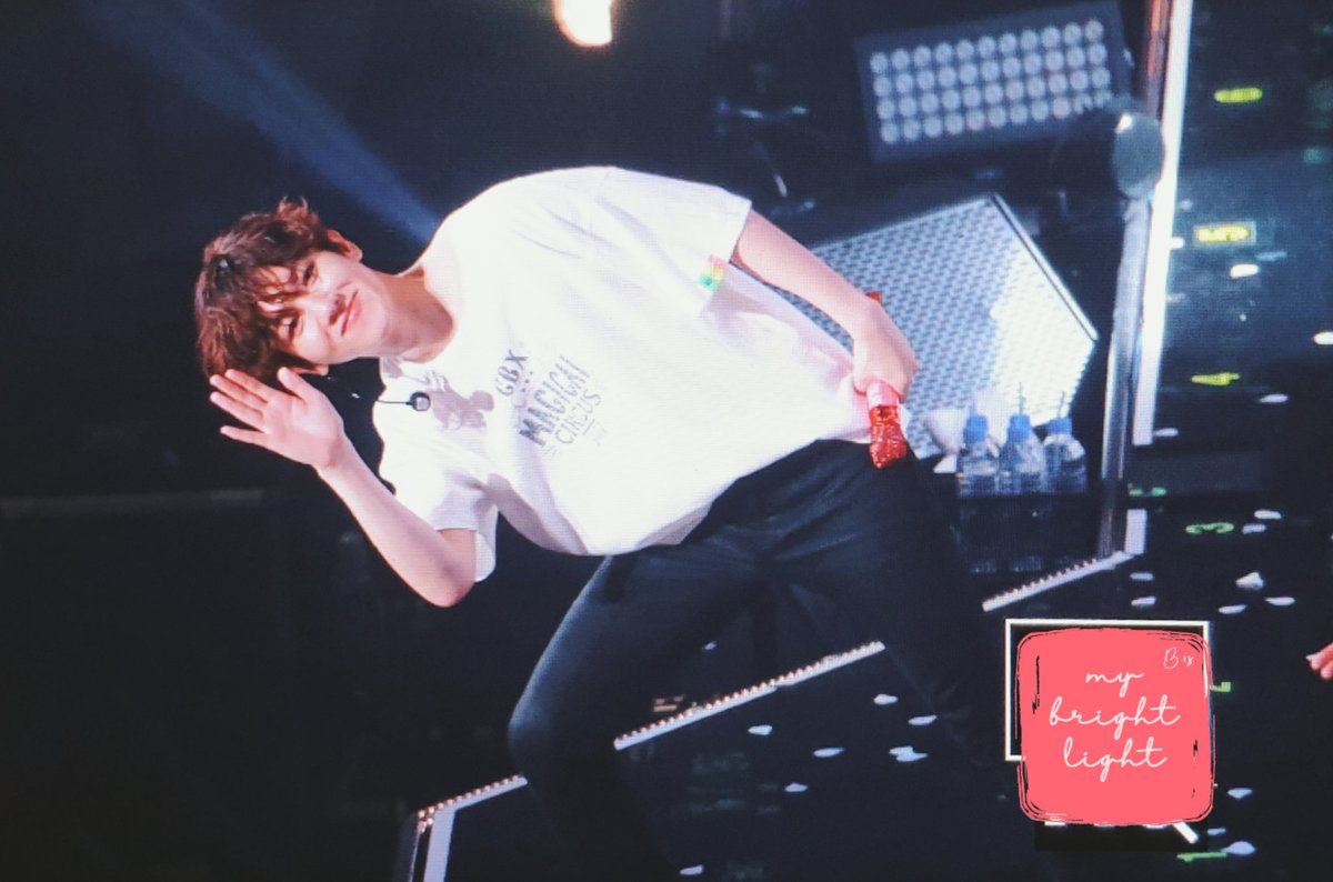mybrightlight56's tweet photo. 190428 CBX in Kobe 
나 쥬것다 진짜로 넘 행복해 백현 넘 사랑해 흑흑
-
#BBMAsTopSocial EXO @weareoneEXO @B_hundred_Hyun https://t.co/rPVVkqU1nG