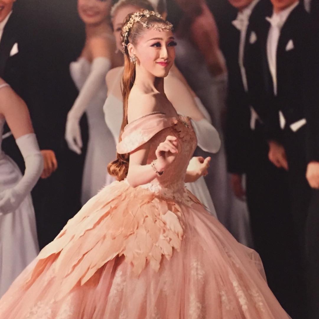 Mimosa 花野じゅりあ さんのファンは白服だったのかな 退団者が千秋楽は白い服で入りしなきゃいけないという決まりはない それはファンも同じ でもどっちも本人達が決める事 その個性を見るのが楽しい ゆきちゃん 仙名彩世 はじめ退団者の