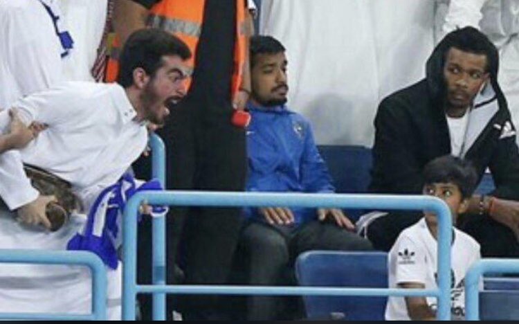 صوره تدعو للاستغراب والدهشة لاعب يستلم ملايين من لعبه للفريق المهزوم مندهش من مشجع لايتقاضي ريال واحد من ناديه المهزوم ويكاد يجن من الخم٥سة !!!