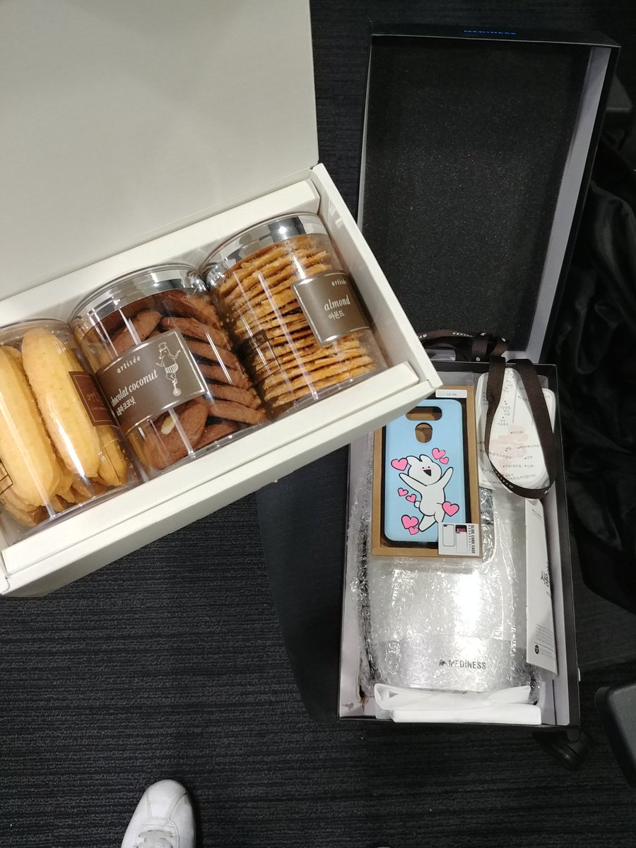 어제 팬미팅 와주신것만으로도 너무감사한데 이렇게 선물까지 주셔서 너무.. 싸랑해요!!! 다른먹을것도 많이 주셨는데 거의다 먹어버려서 촬영을 못했네요..헿 ㅋㅋㅋ 감사합니다!!