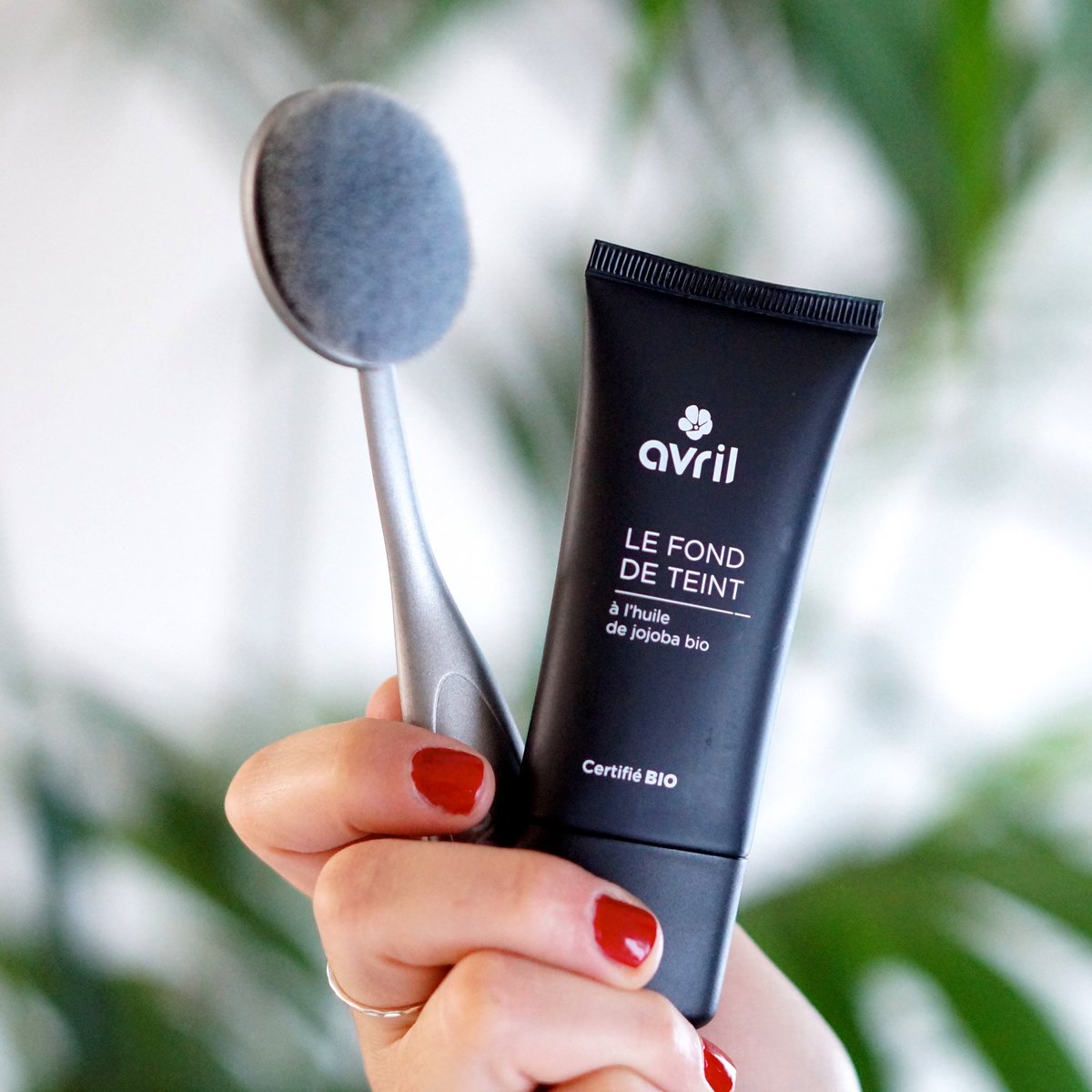 Pour un joli teint naturel, optez pour ce fond de teint @avrilcosmetiques petit prix et disponible en 7 teintes! Appliqué avec son pinceau brosse ultra doux, il est couvrant tout en sachant se faire invisible! 
#foundation #fonddeteint