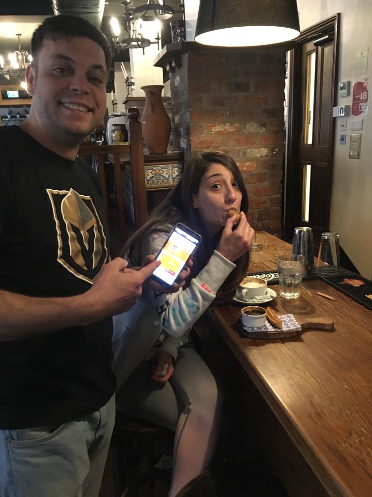 #BotaMAT comiendo churros en La Viña (Liverpool) y escuchando la radio.