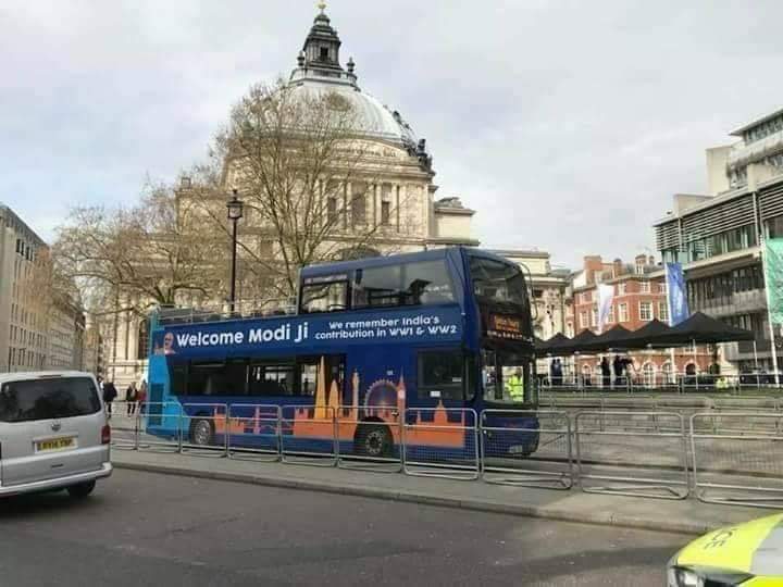 NM69488871's tweet image. லண்டனில் உள்ள அனைத்து நகர பேருந்துகளிலும் #WelcomeModiJi என்று எழுதப்பட்டது.
 எந்த நாட்டின் பிரதம மந்திரிக்கும் இவ்வளவு  மரியாதை கிடைக்கவில்லை.  உலக வரலாற்றில் முதல் முறையாக நமது பிரதமருக்கு கிடைத்த கவுரவம், பாராட்டு ... 🤝🏻🤝🏻🤝🏻