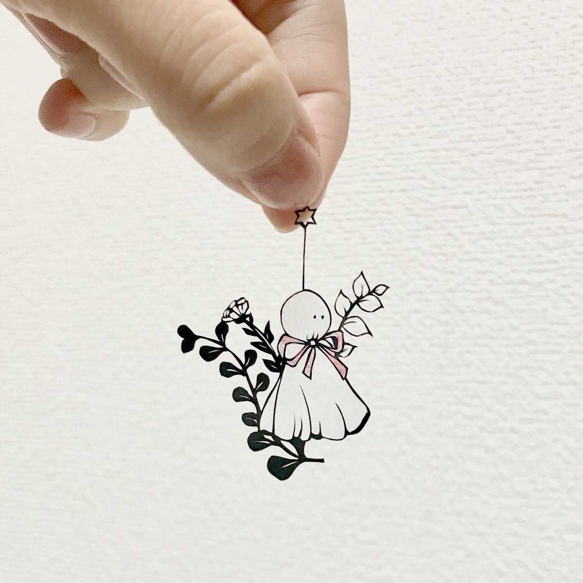 O Xrhsths かげみ 切り絵 Sto Twitter ミニ額用に小さい切り絵作っているのですが この子があまりにも可愛い出来なので写真におさめておく 目のパーツ鼻息で失くしながらも頑張りました 星旅展 切り絵 O Xrhsths かげみ 切り絵 Sto Twitter ミニ額用に小さい切り絵作っているのですが この子があまりにも可愛い出来なので写真におさめておく 目のパーツ鼻息で失くしながらも頑張りました 星旅展 切り絵