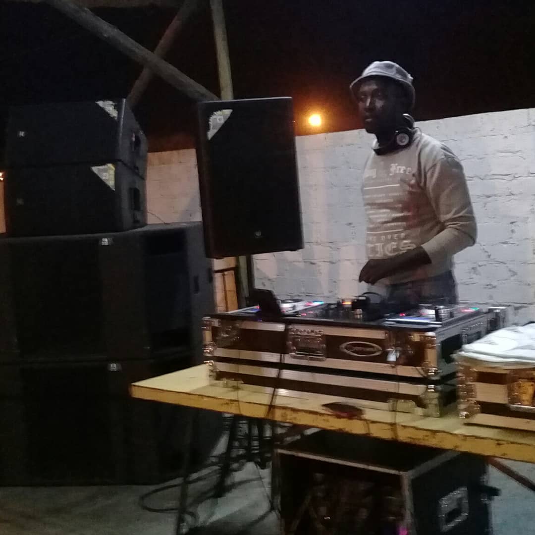 LetunaENT's tweet photo. Yesterday thing last night Saturday chillas with Djsmane the superstar #whynot #mbemi @vus shaun lodge https://t.co/V3sNoKZwy4