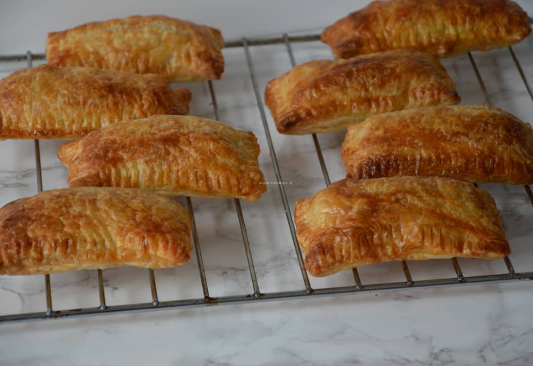 ToDaisys's tweet photo. Goedemorgen, wij beginnen deze morgen met heerlijk zelfgemaakte saucijzenbroodjes. Ik maakte ze een paar weken geleden, deze mooie grote, maar ook een portie kleintjes. Ideaal voor het zondagochtend ontbijt met het hele gezin. #saucijzenbroodjes #lunch  https://t.co/af1kERmh24 https://t.co/VOWbWZigVV