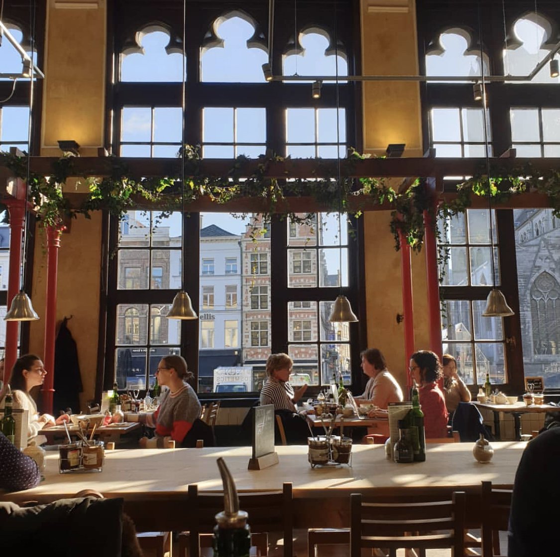 Good food brings people together. C’est la raison pour laquelle tu trouveras toujours une table commune au Pain Quotidien. Suffisamment grande que pour s’assoir avec d’anciens et nouveaux amis et suffisamment petite que pour discuter facilement. 

📷@Annemieke_linke_hardeman