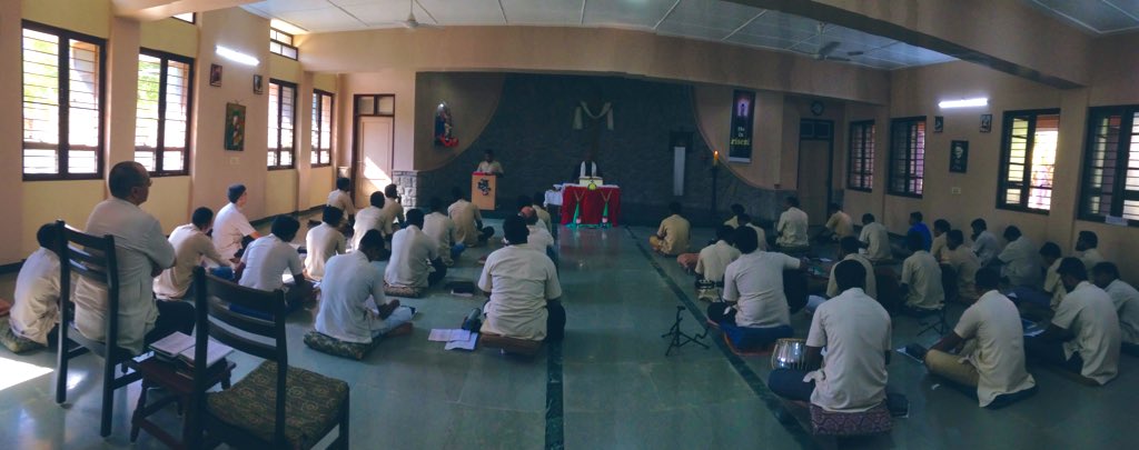 safahermanos's tweet photo. Eucaristía dominical en la casa de Madurai: 42 Hermanos para acompañar a los Hermanos que harán mañana sus votos perpetuos. #serhermano #safaindia #des_IGUALES https://t.co/DL66D9Yjc4