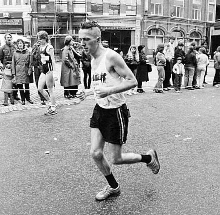 britcultarchive's tweet photo. As it’s the London Marathon we thought we’d revisit this great image of Clash frontman Joe Strummer taking part in 1983. It wasn’t his first marathon and completed it in a respectable 3 hours and 20 minutes. Photo Steve Rapport. https://t.co/LiN2FLOPvP