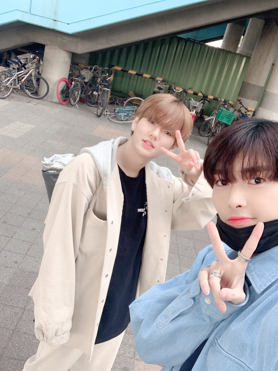 UP10TION's tweet photo. 샤오랑 나들이🐍🌿🌷 #업텐션 #환희 #샤오 #환희가형👍🏻 https://t.co/SwQDx1sEbk