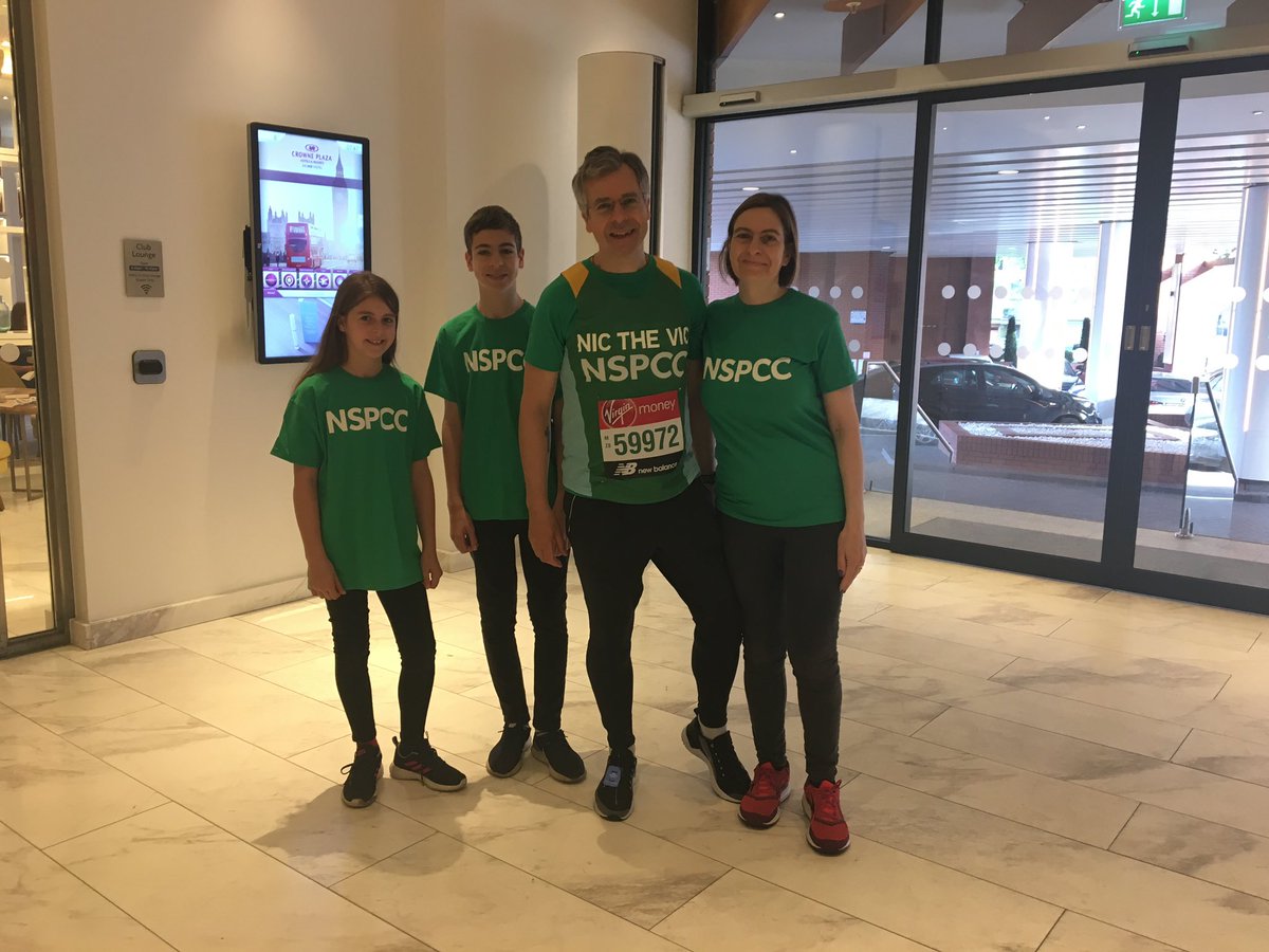 Team <a href="/NSPCC/">NSPCC</a> Nic the Vic giving me a great send off to the Start Line for the <a href="/Londonmarathon/">TCS London Marathon</a> #EveryChildhood #teamnicthevic