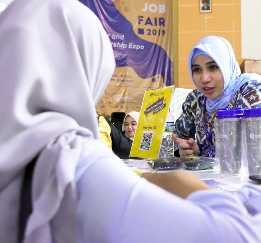 bank_indonesia's tweet photo. Milenial bogor yg kemarin belum sempet ke #IPBJobFair di @ipbofficial gdg graha widya, yuk skrg merapat! Ada booth Bank Indonesia loh, siapa tau nih kalian yg kami cari. Jgn sia-siakan kesempatan, karena ini merupakan hari terakahir kami di kota hujan 😊 https://t.co/ILi8dkj561