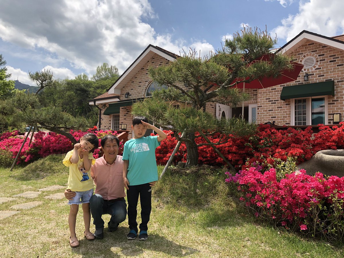“하부지, 꽃나무가 춤을 춰요!!!”

서울 사는 손주들이 주말이라고 집에 놀러와 끼니도 거른채 잔디밭에서 신나게 뛰놀고 있다.