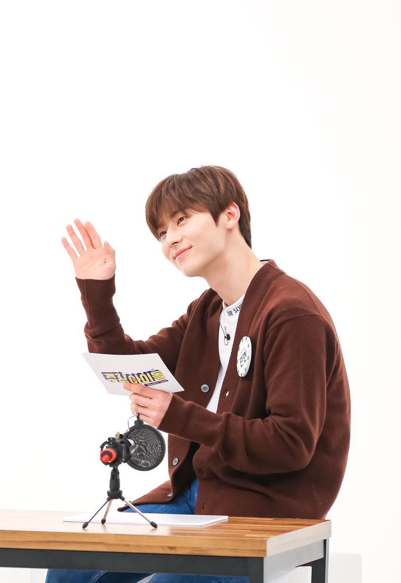 mbcweeklyidol's tweet photo. #주간아이돌 #주간아 @mbcweeklyidol
#뉴이스트 #NUEST [D-3]

똑똑
DJ 사막여우 들어가도 될까요? 

돌아오는 수요일은 우주가 생겨난 이후로
가장 달콤한 DJ를 만나는 날이다
러브느은...빨리 미녀니 만나고 시���데에...

5월 1일(수) 오후 5시
<주간아이돌> 🦊ON AIR🦊

#JR #Aron #백호 #민현 #렌 https://t.co/udyfV51HFN