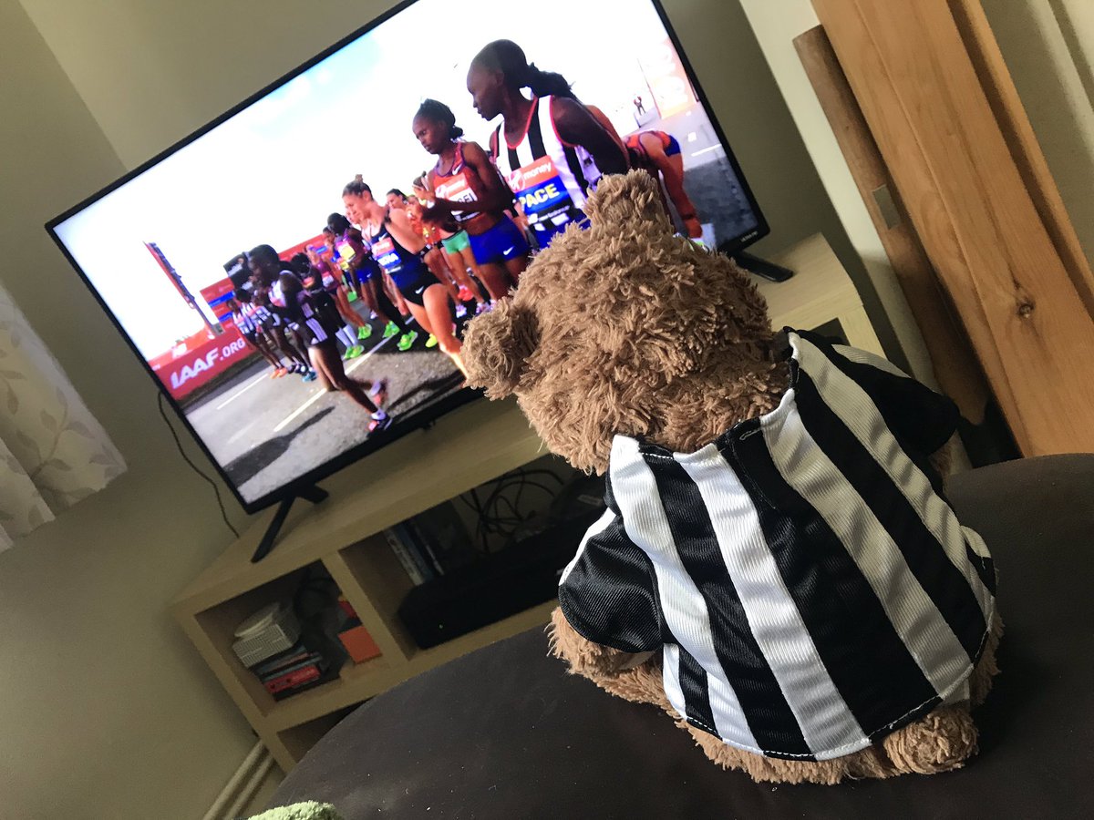 kimrobsonuk's tweet photo. @Liv_A_Official @GWR @VersusArthritis @LondonMarathon Hey Liv! @maxdabear from @flamesicehockey is supporting you today! #RunRefRun https://t.co/KMYWmEQaIn