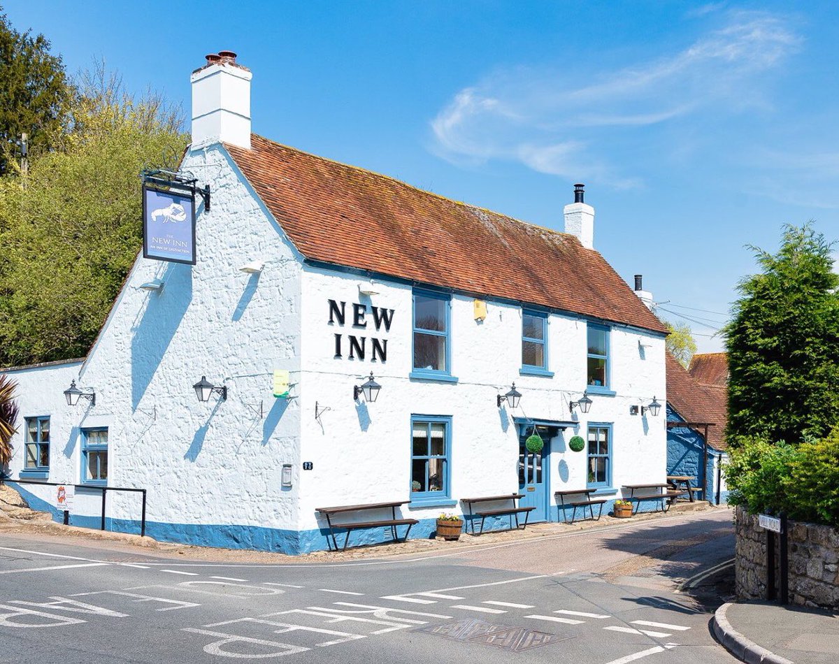 Alan_Henning's tweet image. I drive past every day, the new paint job looks great, here’s hoping they reopen soon. #NewInn #Shalfleet