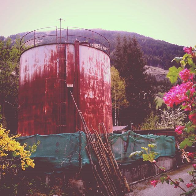 StillerBooks's tweet photo. Noch ein inkongruentes #Fundstück in wunderschöner Umgebung - rostige #Industrieskulptur ;) // Another of those stunningly contrastive pieces of #industrial sculpture in blooming #nature.
.
#StillerBooks #writingcommunity #IndieApril #travelling #authors… https://t.co/fKiRwHKO8N https://t.co/fIk4pLfG4o
