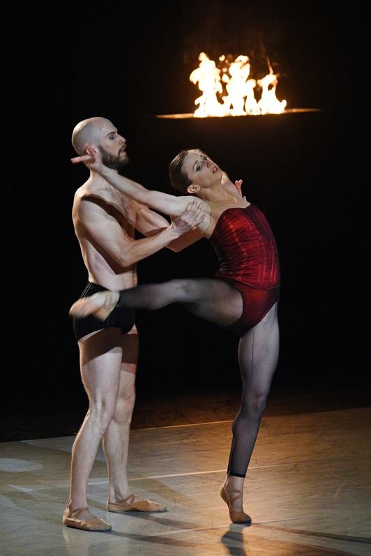 EnPlatea's tweet photo. Fernando Solla nos trae su #crítica de la visita del BALLET DE L'OPÉRA DE LYON; que puede verse en el @Liceu_cat de Barcelona https://t.co/A2JY4xh7lf @operadelyon #JiriKylian #YorgosLoukos #WingsOfWax #BellaFigura #PetiteMort @fer_solla https://t.co/zwu9kILJ5S