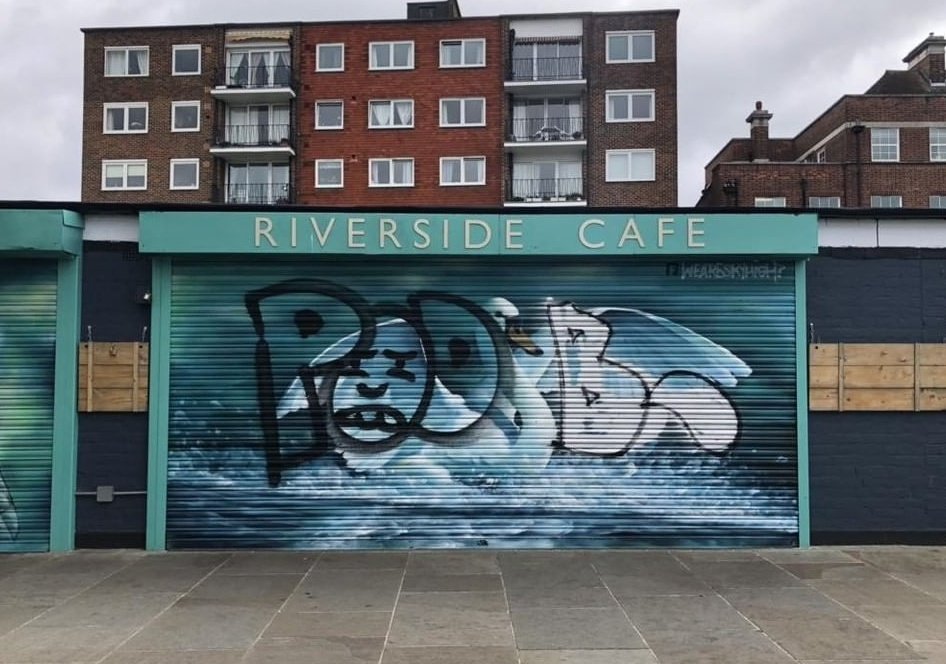 Really sad to see that the swan artwork by Tom on  #TheRiversideCafe #QueensPromenade has been defaced ☹ Can you help to track this vandal from the #tag? Please support this lovely cafe! <a href="/JonTolleyTweets/">J O N _ T O L L E Y</a> <a href="/KingstonPolice/">Kingston Police</a> <a href="/RBKingston/">Kingston Council</a> @inkingstonuk @kingstonpound <a href="/QueensPromenade/">Queens Prom Friends</a>