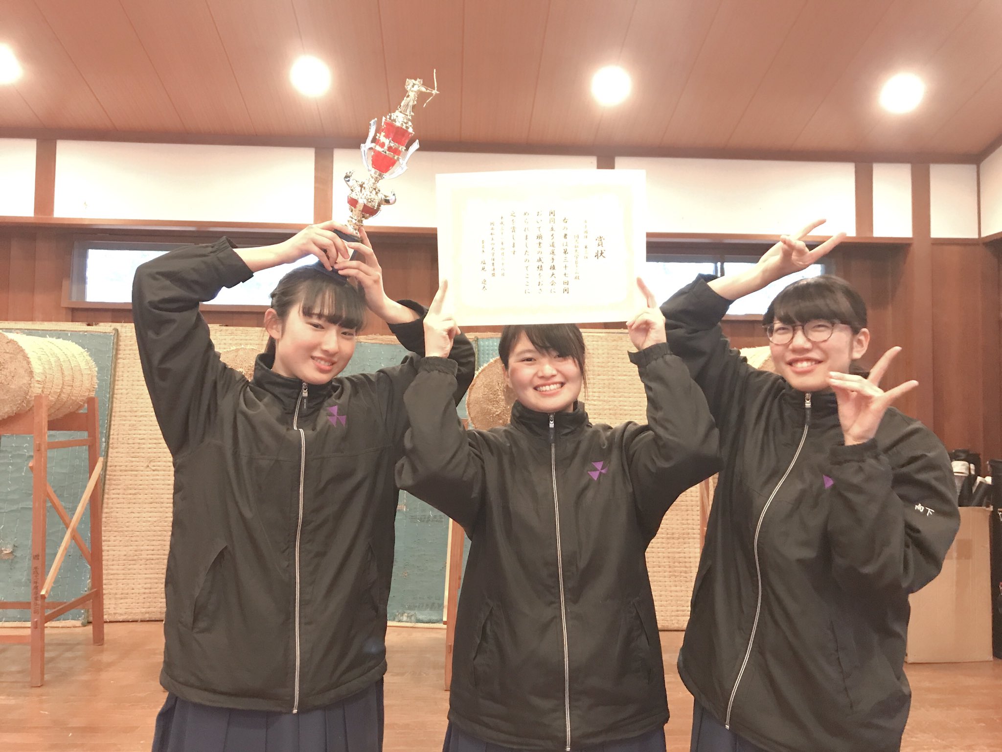 同志社大学体育会弓道部 平成31年度関関同立弓道選手権大会 女子団体 第三位 同志社大学bチーム 土井 スポ2 向下 神2 飯田 神4 同志社大学体育会弓道部 平成31年度関関同立弓道選手権大会 女子団体 第三位 同志社大学bチーム 土井 スポ2 向下 神2 飯田 神4