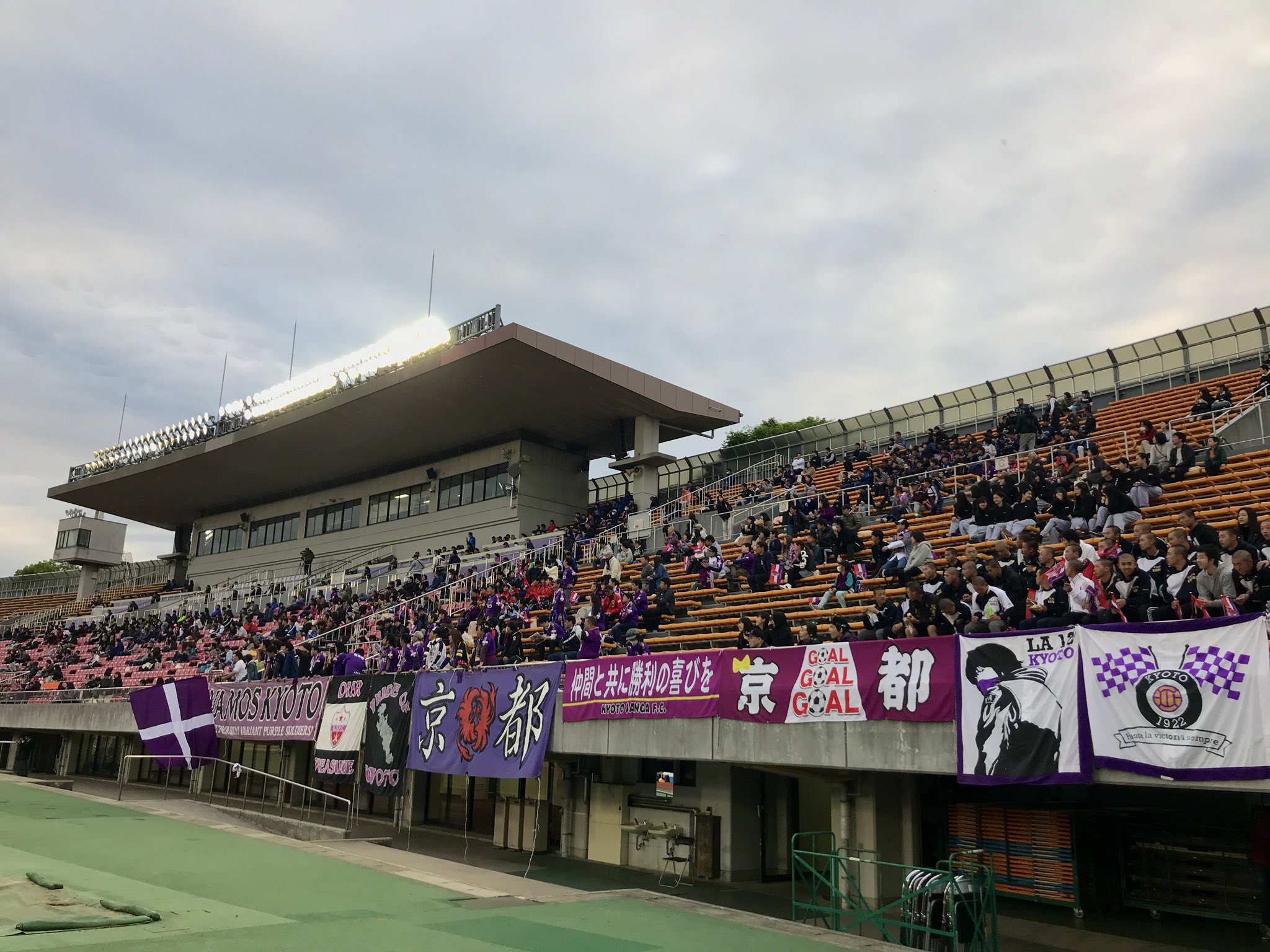 京都サンガf C U 18 プレミアリーグ第4節 名古屋u 18 今日は西京極スタジアムで トップチームの後座試合で実施しており たくさんのファン サポーター 保護者の皆さまにご来場いただいています 前半10分 サンガu 18 0 0 名古屋u 18 サンガ 京都サンガf C U 18 プレミアリーグ第4節 名古屋u 18 今日は西京極スタジアムで トップチームの後座試合で実施しており たくさんのファン サポーター 保護者の皆さまにご来場いただいています 前半10分 サンガu 18 0 0 名古屋u 18 サンガ