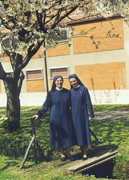 apostolinka's tweet photo. Niedziela Miłosierdzia 1998-2019.
To juz 21 lat dla Jezusa i z Jezusem! 
Przeogromna wdzięczność za dar powołania i konsekracji wśród Sióstr Apostolinek razem z Siostrą Donatellą!
Una grande gratitudine per il dono della vocazione e consacrazione apostolina - 21 anni! https://t.co/cNYvJEgzUg